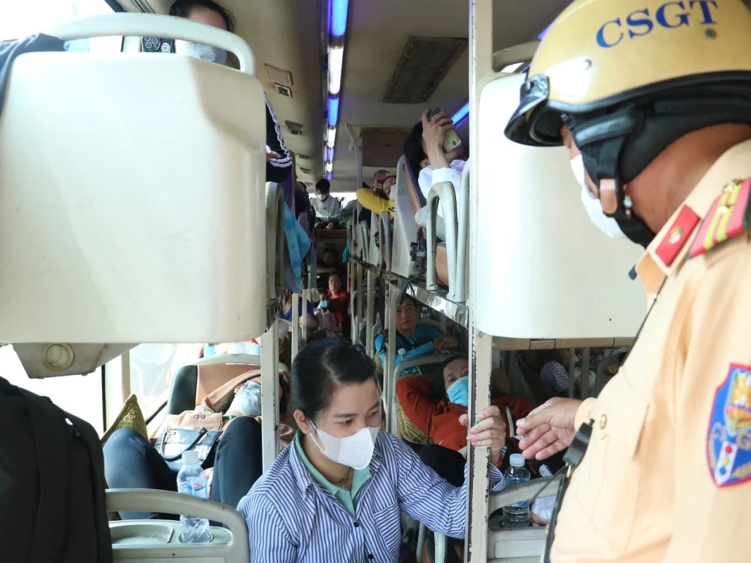 z5143767006959-d0083f8cb350a2e-3613-5763-1707282819-edited Vấn Đề Vận Tải Hành Khách Tại Việt Nam: Thách Thức Và Giải Pháp Hiện Đại