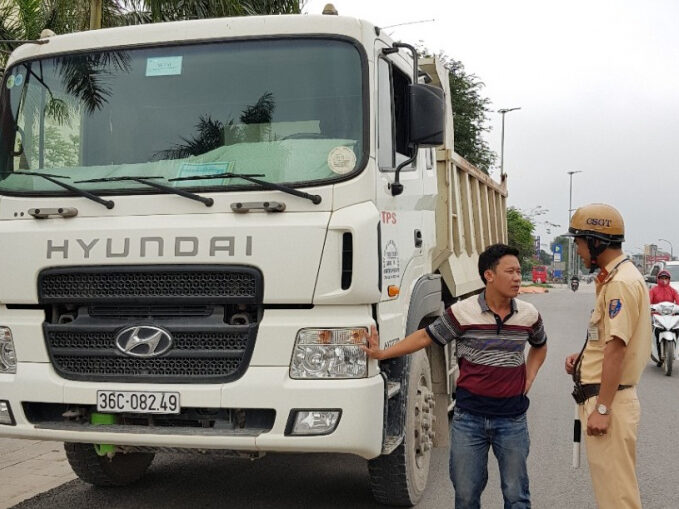 phat-xe-khong-dan-phu-hieu-edited Các hình thức xử phạt mới cho xe dịch vụ vi phạm giao thông