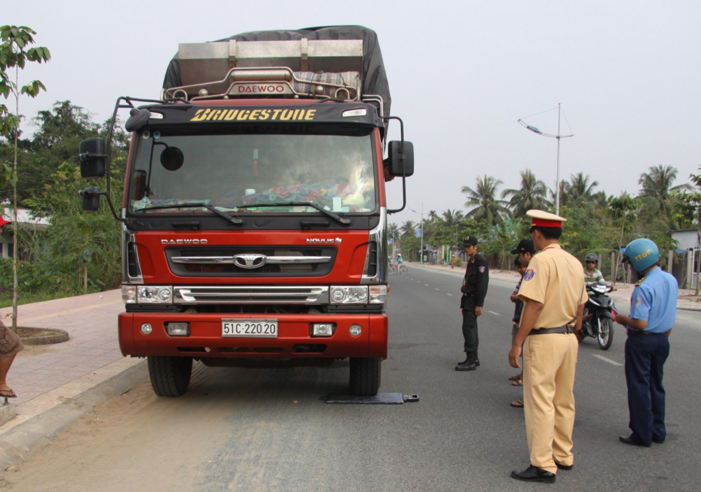 loi-phu-hieu-xe-tai-het-han-bi-xu-phat-bao-nhieu-2-1024x719 Phù hiệu xe hết hạn nhưng vẫn chạy có sao không?
